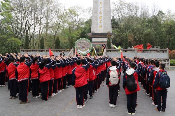 王国平以普通党员身份参加那会村党总支部专题组织生活会